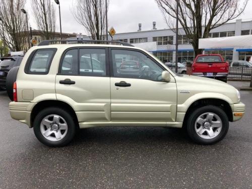 Photo of a 1999-2000 Suzuki Vitara in Planet Gold Metallic (paint color code Z2Z)