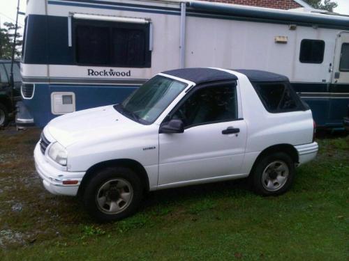 Photo of a 2001-2004 Suzuki Vitara in Bright White (paint color code Z9F)