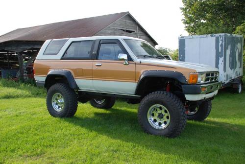 Photo of a 1985 Toyota 4Runner in White on Bright Gold (paint color code 2S4)