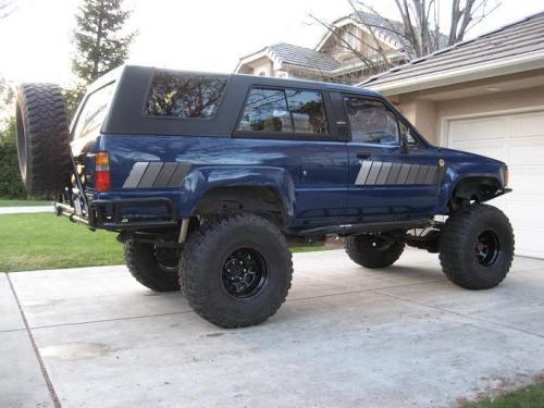 Photo of a 1984-1986 Toyota 4Runner in Medium Blue (paint color code 8A1)