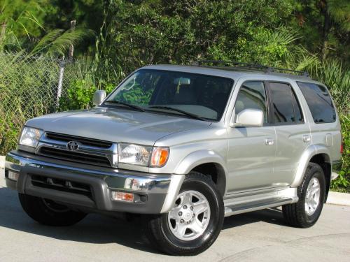 Photo of a 1999-2002 Toyota 4Runner in Millennium Silver Metallic on Millennium Silver Metallic (paint color code K73)