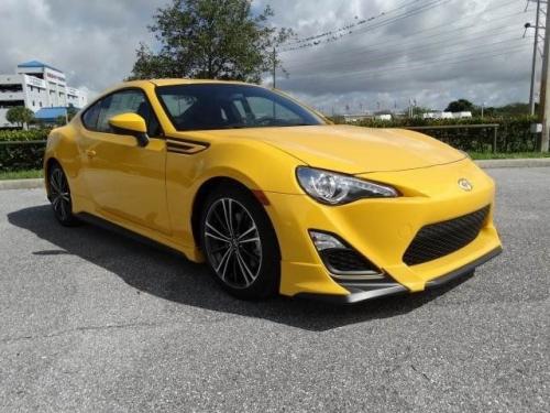 Photo of a 2015 Toyota 86 in Yuzu (paint color code C2Z)