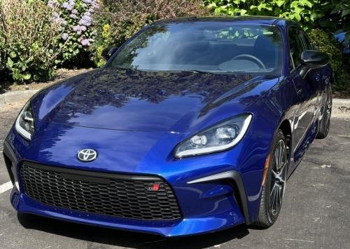 Photo of a 2022-2024 Toyota 86 in Trueno Blue (paint color code WCH