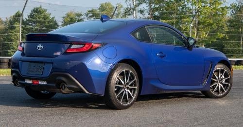 Photo of a 2022-2024 Toyota 86 in Trueno Blue (paint color code WCH