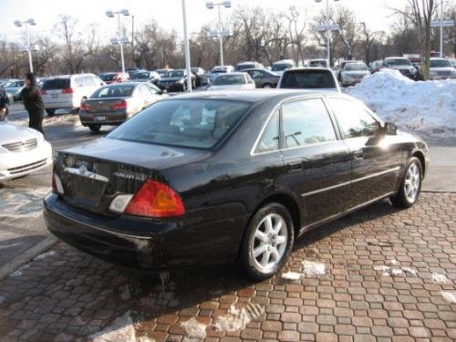 Photo of a 2000-2004 Toyota Avalon in Black (paint color code 202