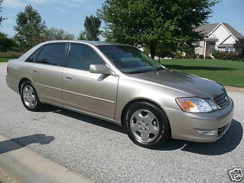 Photo of a 2004 Toyota Avalon in Desert Sand Mica (paint color code 4Q2)