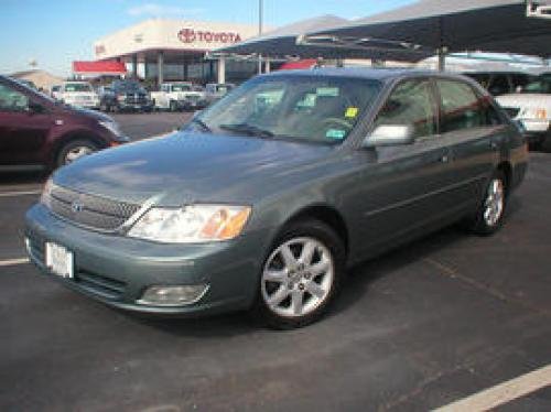 Photo of a 2000-2004 Toyota Avalon in Silver Spruce Metallic (paint color code 6M3)