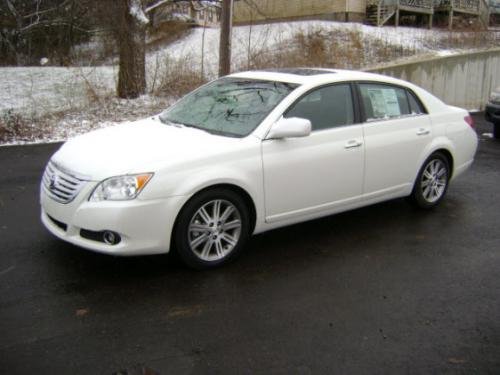 Photo of a 2005-2012 Toyota Avalon in Blizzard Pearl (paint color code 070)