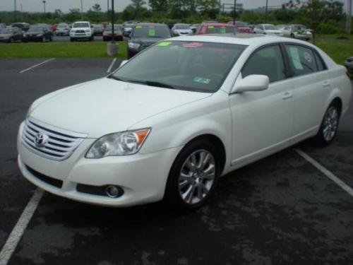 Photo of a 2005-2012 Toyota Avalon in Blizzard Pearl (paint color code 070)