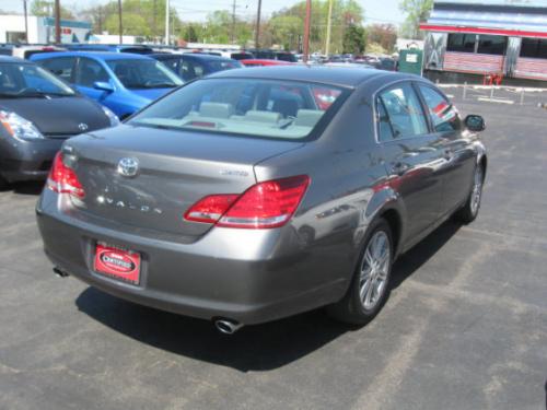 Photo of a 2005-2007 Toyota Avalon in Phantom Gray Pearl (paint color code 1E3)