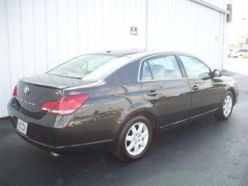 Photo of a 2009-2012 Toyota Avalon in Cocoa Bean Metallic (paint color code 4U5)