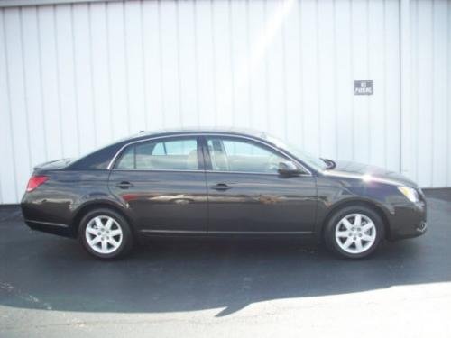 Photo of a 2010 Toyota Avalon in Cocoa Bean Metallic (paint color code 4U5)