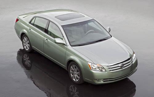 Photo of a 2005 Toyota Avalon in Silver Pine Mica (paint color code 6U0)