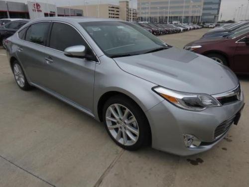 Photo of a 2017 Toyota Avalon in Celestial Silver Metallic (paint color code 1J9)