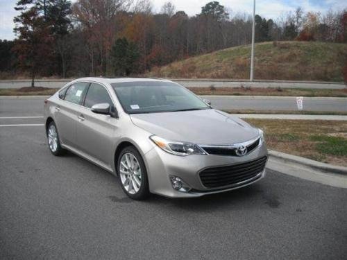 Photo of a 2013-2018 Toyota Avalon in Champagne (AKA Creme Brulee Mica) (paint color code 5B2)