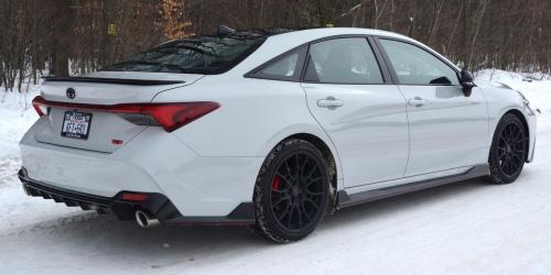 Photo of a 2021 Toyota Avalon in Midnight Black Metallic on Ice Edge (paint color code 2UZ)