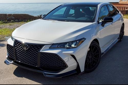 Photo of a 2021 Toyota Avalon in Midnight Black Metallic on Ice Edge (paint color code 2UZ)