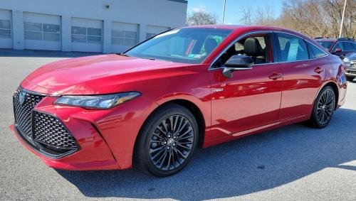 Photo of a 2022 Toyota Avalon in Supersonic Red (paint color code 3U5)