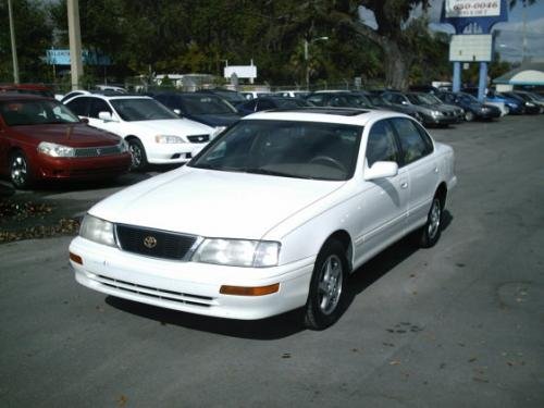 Photo of a 1995-1999 Toyota Avalon in Diamond White Pearl (paint color code 051)