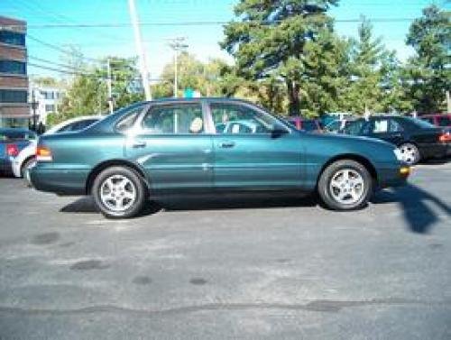 Photo of a 1995-1997 Toyota Avalon in Evergreen Pearl (paint color code 751