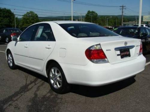 Photo of a 2004 Toyota Camry in Super White (paint color code 040)