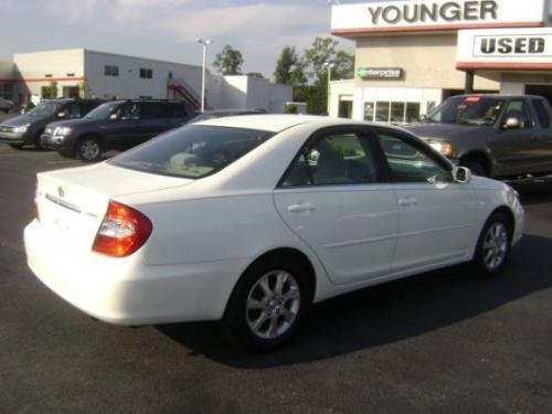 Photo of a 2004 Toyota Camry in Crystal White (paint color code 062)