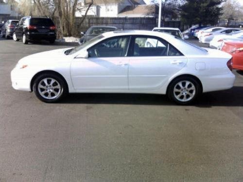 Photo of a 2004 Toyota Camry in Crystal White (paint color code 062)