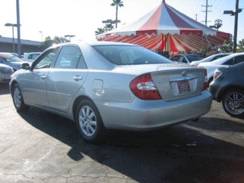 Photo of a 2002-2006 Toyota Camry in Lunar Mist Metallic (paint color code 1C8)