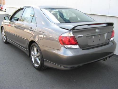 Photo of a 2002-2006 Toyota Camry in Phantom Gray Pearl (paint color code 1E3)