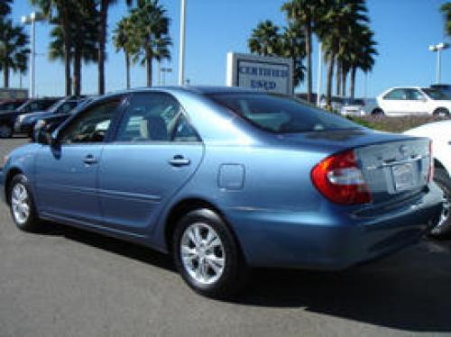 Photo of a 2002-2004 Toyota Camry in Catalina Blue Pearl (paint color code 8Q2)