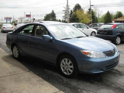 Photo of a 2002-2004 Toyota Camry in Catalina Blue Pearl (paint color code 8Q2)