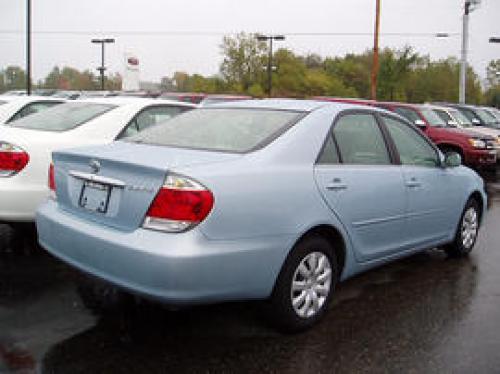 Photo of a 2005 Toyota Camry in Sky Blue Pearl (paint color code 8S4)