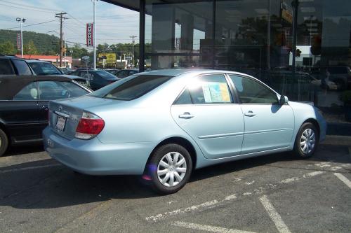 Photo of a 2005 Toyota Camry in Sky Blue Pearl (paint color code 8S4)