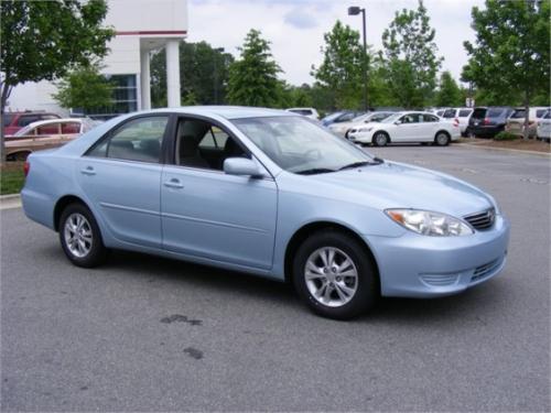 Photo of a 2005 Toyota Camry in Sky Blue Pearl (paint color code 8S4)