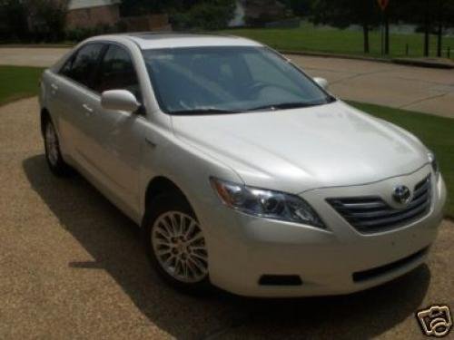 Photo of a 2007 Toyota Camry in Blizzard Pearl (paint color code 070)
