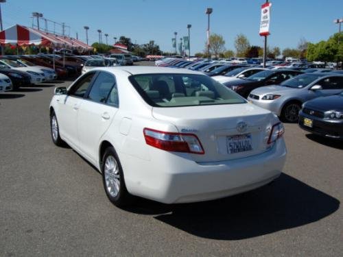 Photo of a 2007 Toyota Camry in Blizzard Pearl (paint color code 070)