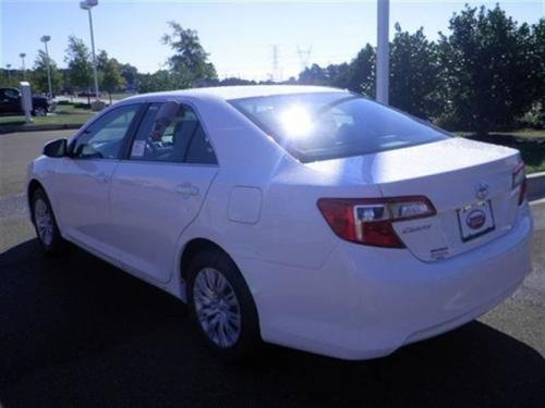 Photo of a 2012 Toyota Camry in Super White (paint color code 040)