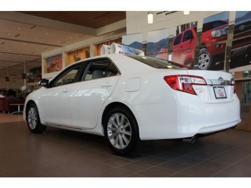 Photo of a 2017 Toyota Camry in Super White (paint color code 040)