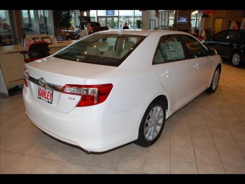 Photo Image Gallery & Touchup Paint: Toyota Camry in Super White (040)