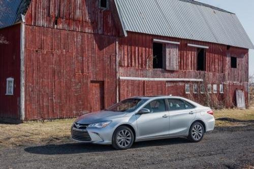 Photo of a 2015 Toyota Camry in Celestial Silver Metallic (paint color code 1J9)