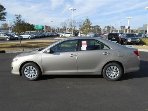 Photo of a 2013-2017 Toyota Camry in Champagne (AKA Creme Brulee Mica< (AKA span>) (paint color code 5B2)
