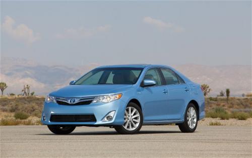 Photo of a 2013 Toyota Camry in Clearwater Blue Metallic (paint color code 8W1)