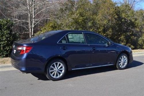 Photo of a 2016 Toyota Camry in Parisian Night Pearl (paint color code 8W6)