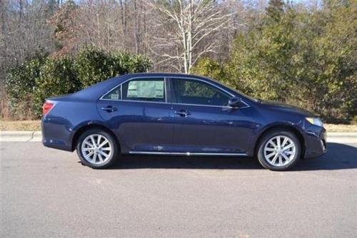 Photo of a 2014-2017 Toyota Camry in Parisian Night Pearl (paint color code 8W6)
