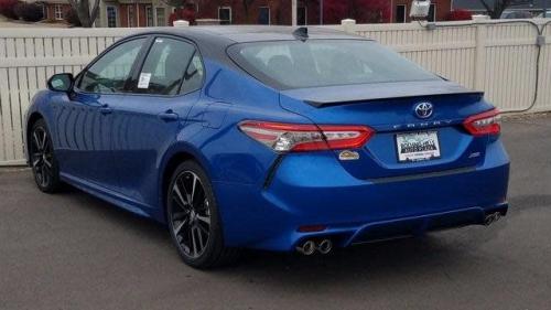 Photo of a 2018-2020 Toyota Camry in Midnight Black on Blue Streak (paint color code 2QQ)