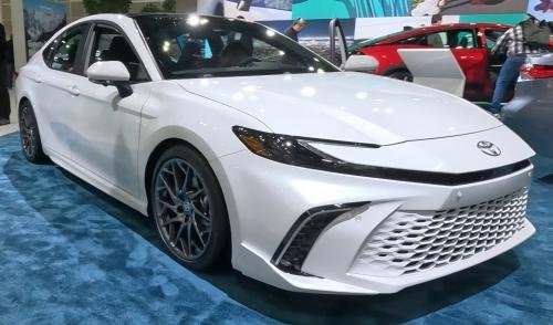 Photo of a 2025 Toyota Camry in Ice Cap (paint color code 040)