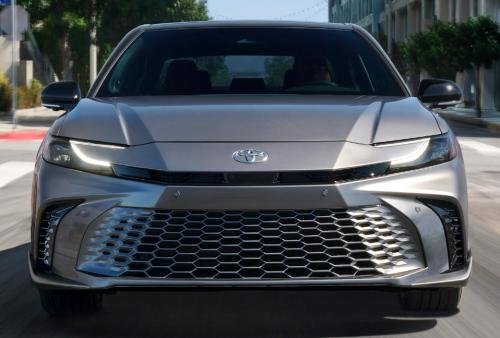 Photo of a 2025 Toyota Camry in Heavy Metal (paint color code 2YJ