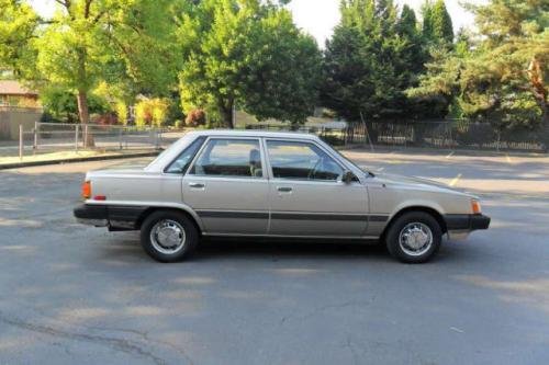 Photo of a 1986 Toyota Camry in Beige Metallic (paint color code 2Z1