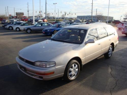 Photo of a 1992-1993 Toyota Camry in Almond Beige Pearl (paint color code 4J1)