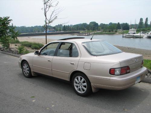 Photo of a 1994 Toyota Camry in Cashmere Beige Metallic (paint color code 4M9)